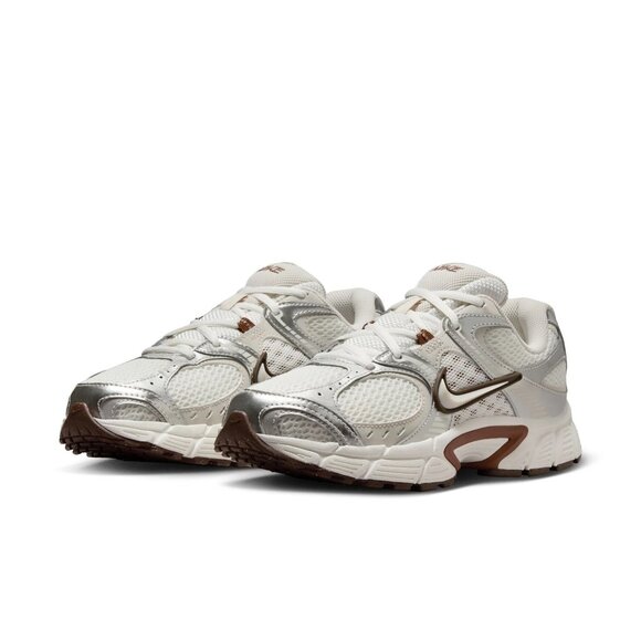 Nike V5 Runner Sneaker in Sail Light Orewood Fauna Brown & Phantom 6.5 New Women - Picture 14 of 17